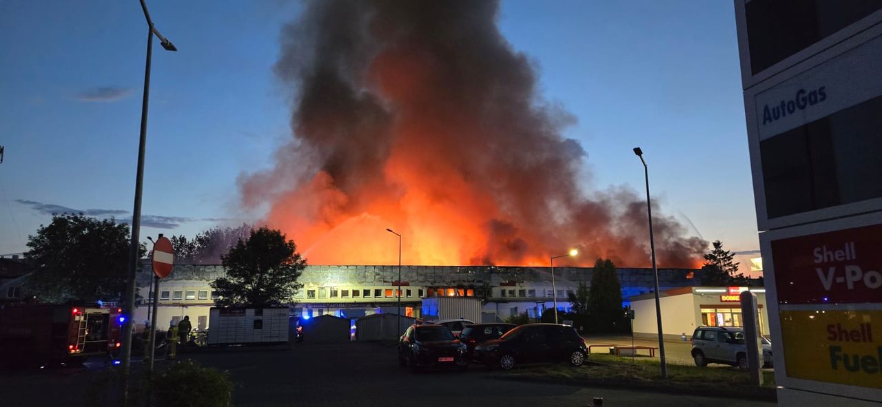 Pożar hali magazynowo-usługowej w Płocku. Trwa akcja kilkadziesiąt zastępów straży pożarnej!