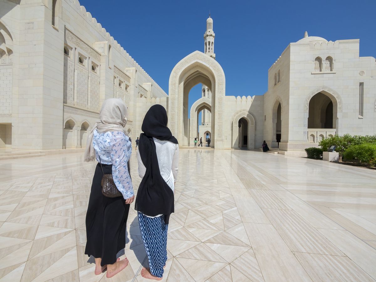 Kobiety muszą pamiętać o odpowiednim ubiorze przed wejściem do meczetu