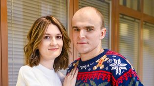Żona zrobiła zęby w Turcji. Teraz on poleciał na przeszczep włosów