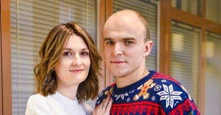 Żona zrobiła zęby w Turcji. Teraz on poleciał na przeszczep włosów