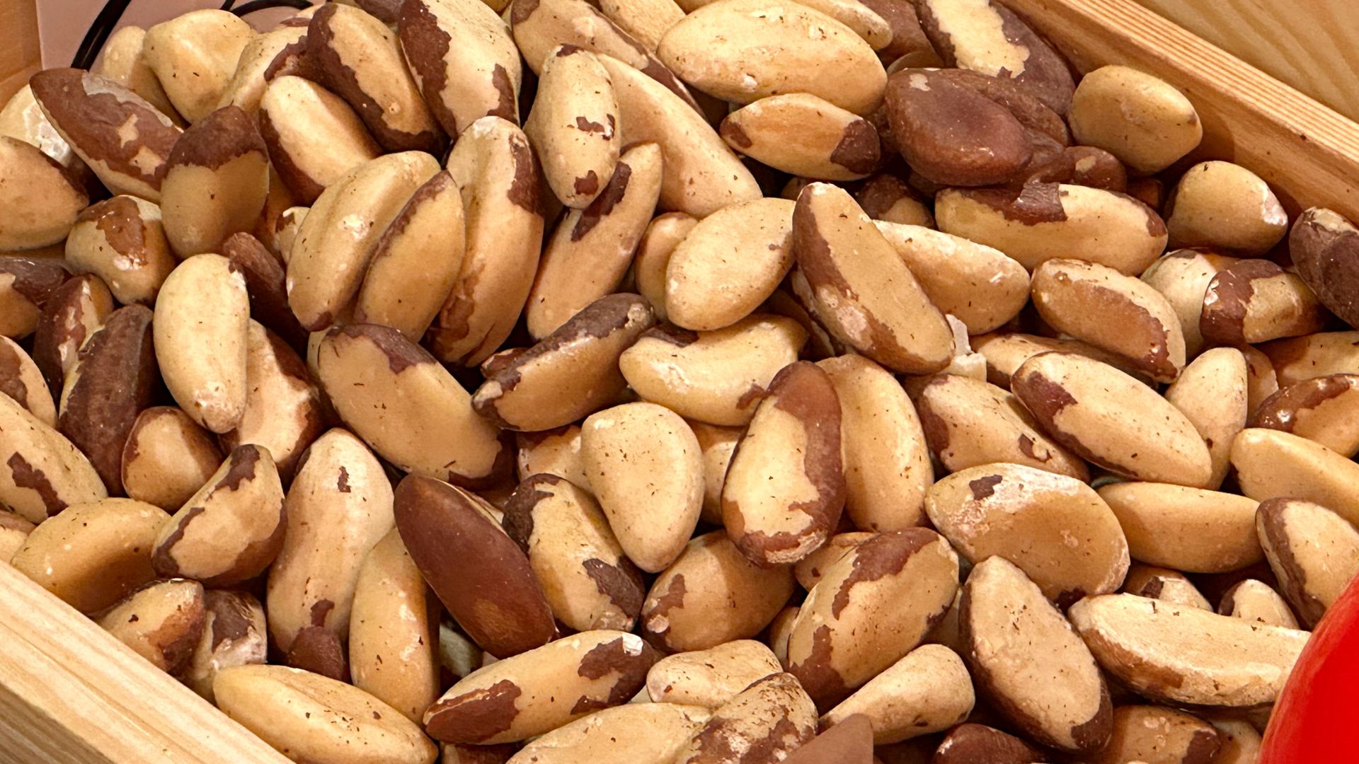 Już jeden orzech brazylijski pokrywa dzienne zapotrzebowanie na selen, pierwiastek niezbędny dla zdrowia tarczycy.