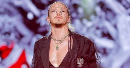 Michał Szpak w staniku wyleguje się w pościeli. "Fan" dopytuje: "Co ma SYMBOLIZOWAĆ BIUSTONOSZ?"