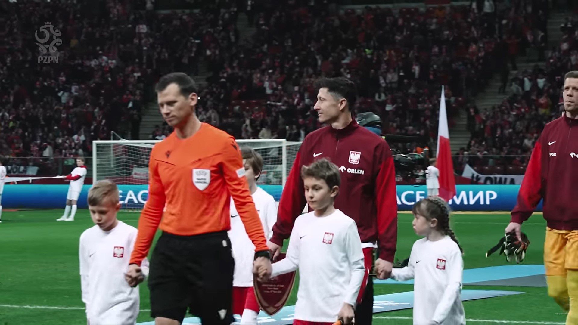 Kadr z kanału "Łączy nas piłka"