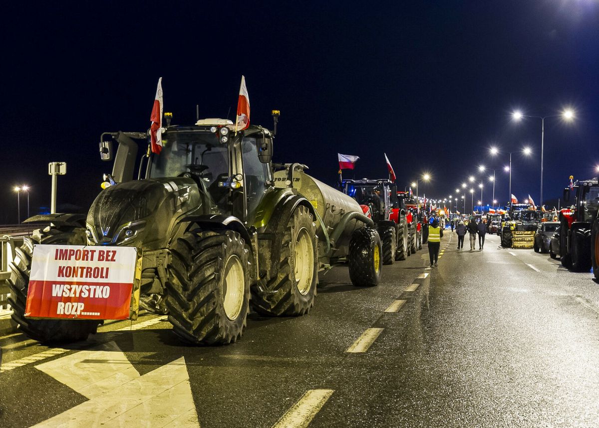 Ogólnopolski protest rolników. Blokada drogi ekspresowej S7. Wkrótce rolnicy zablokują granicę z Litwą
