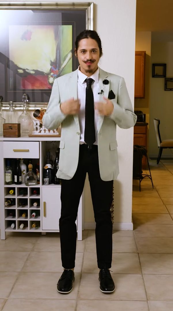 Ma 98% ciała pokryte tatuażami. Zakrył je dla matki