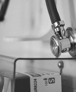 Poznań. Spadł ze stołu podczas operacji, później zmarł. Chirurg usłyszał zarzuty