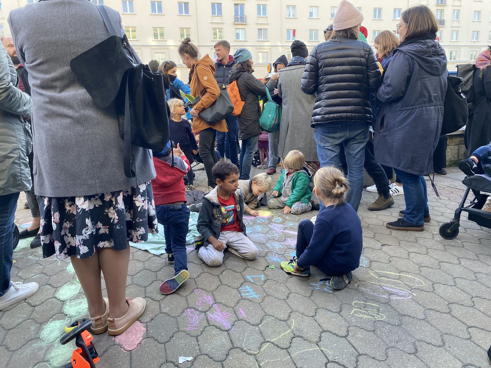 Warszawa, 1 października 2021. Pierwszy protest z kredą. Takie akcje pod Strażą Graniczną odbywają się codziennie o 17. Rysować kredą można, strażnicy pozwalają. Tylko proszą, by nie zostawiać po sobie "bałaganu", czyli transparentów, plakatów, pokruszonej kredy (Barbara Kwiatkowska)