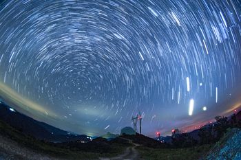 Wraca w otoczenie Ziemi po 170 000 latach. Nowa kometa na niebie