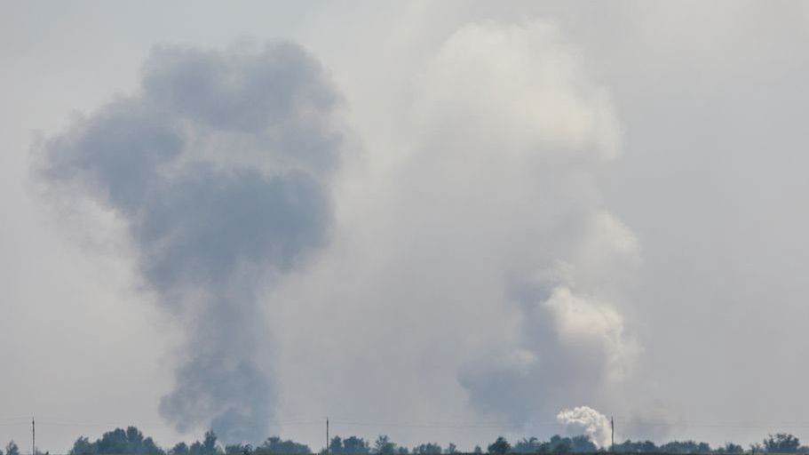 We wtorek 16 sierpnia w internecie opublikowane zostały nagrania pokazujące płonący skład amunicji na północy Krymu