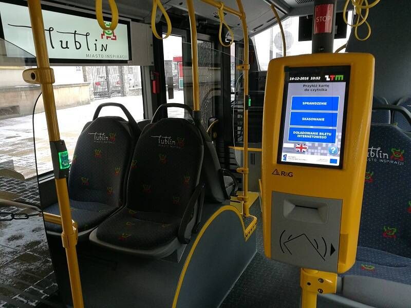 wnętrze autobusu miejskiego