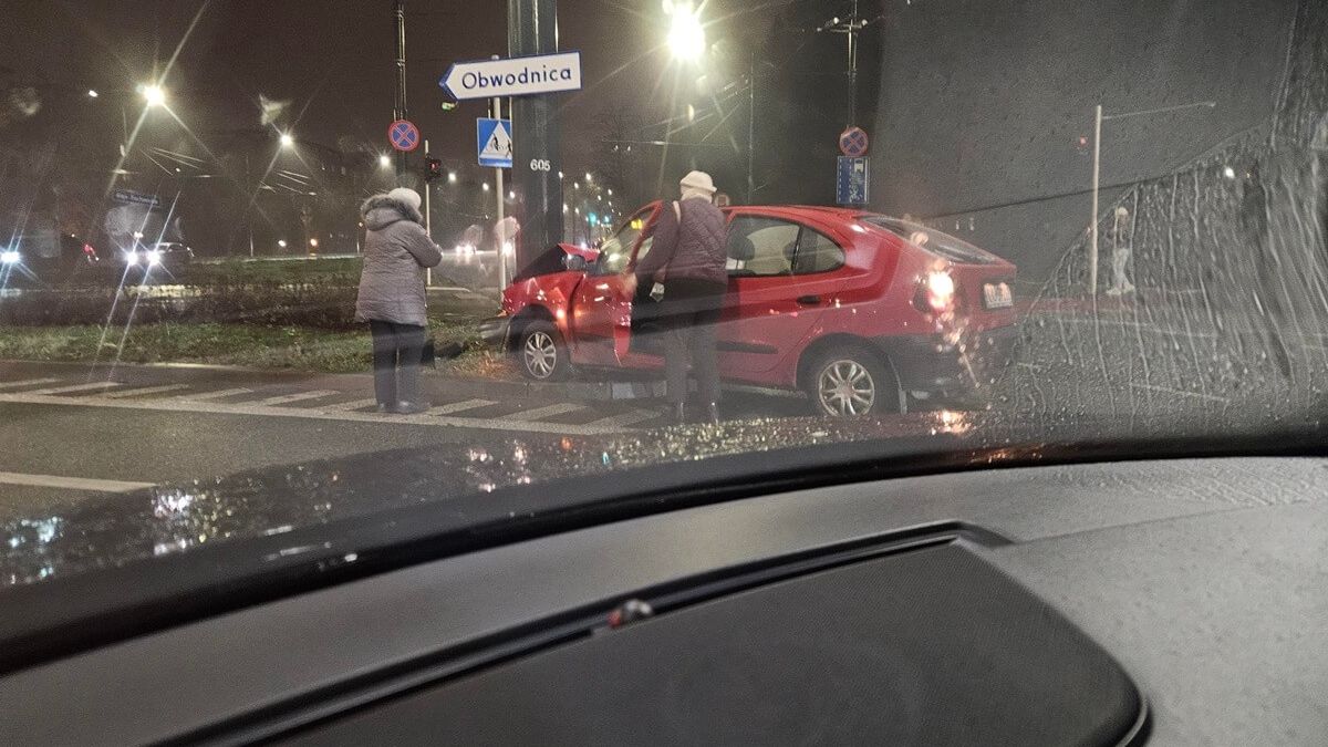 Renault uderzył w słup trakcji trolejbusowej na rondzie Honorowych Krwiodawców
