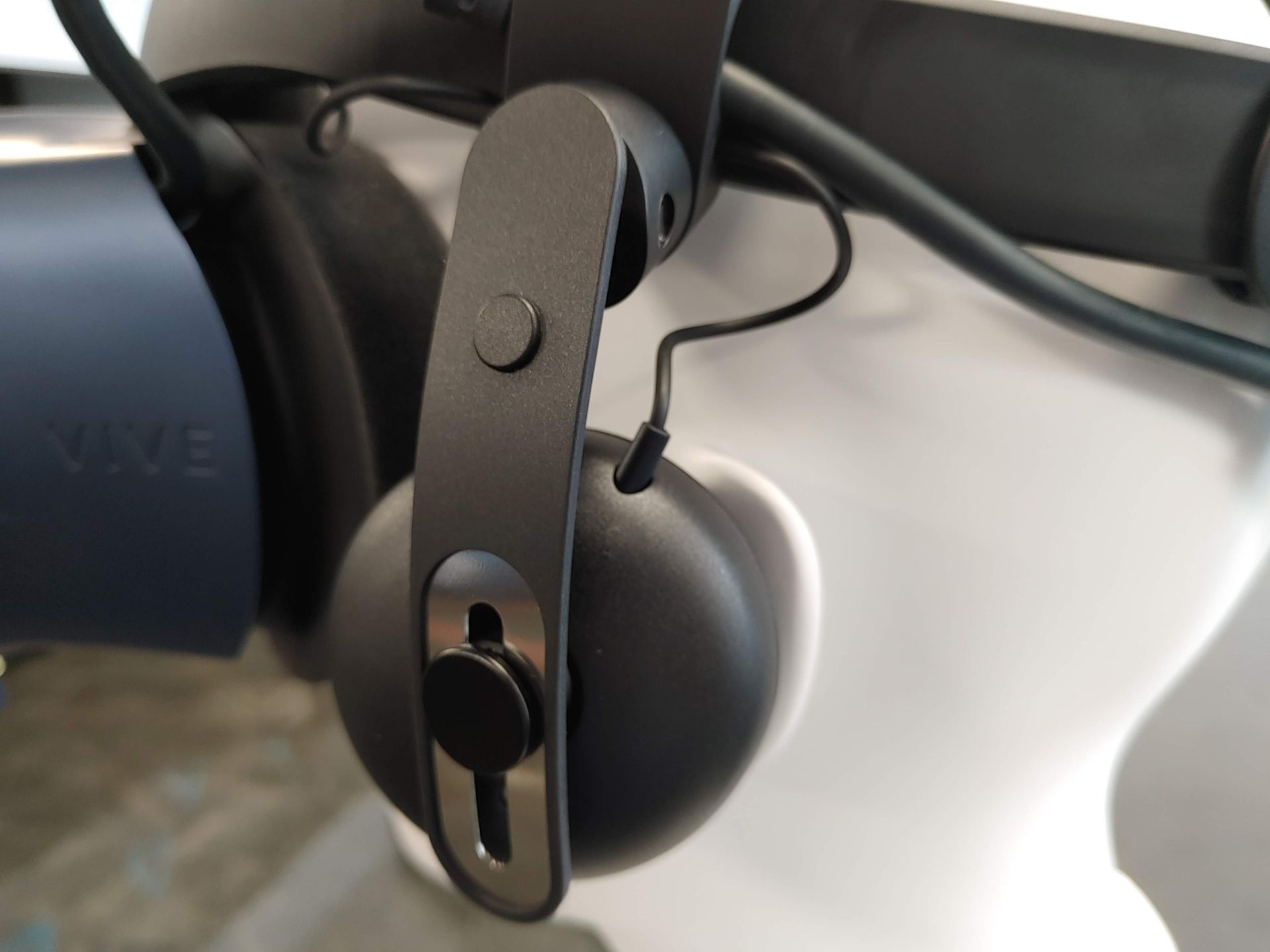 HTC VIVE Cosmos. Gogle wirtualnej rzeczywistości nowej generacji 4