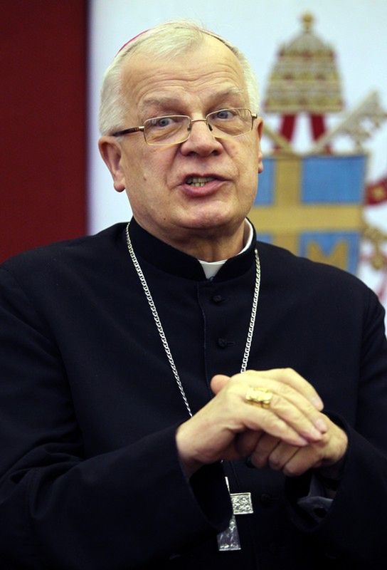 Pedofilia w Kościele. Arcybiskup Michalik przeprasza za "lapsus językowy"