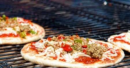 Mała pizza z kiełbasą na cienkim cieście (Domino's Pizza)