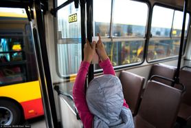 Kierowca znalazł śpiącą 7-latkę. Matka zostawiła dziewczynkę w autobusie