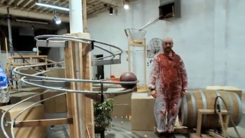 Najbardziej skomplikowany sposób na świecie na oblanie się farbą 1