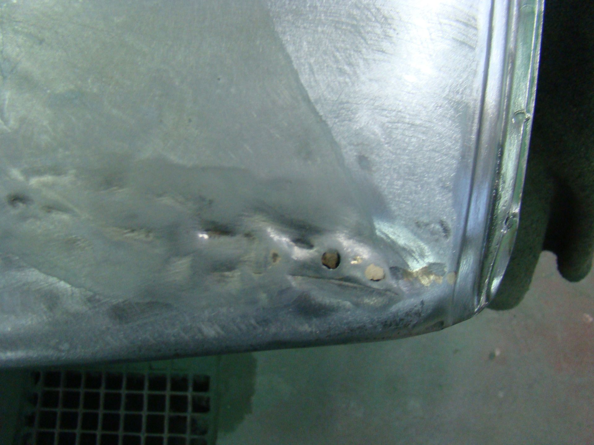 Mercedes 450 SL (R107) - prace nad pokrywą silnika 10