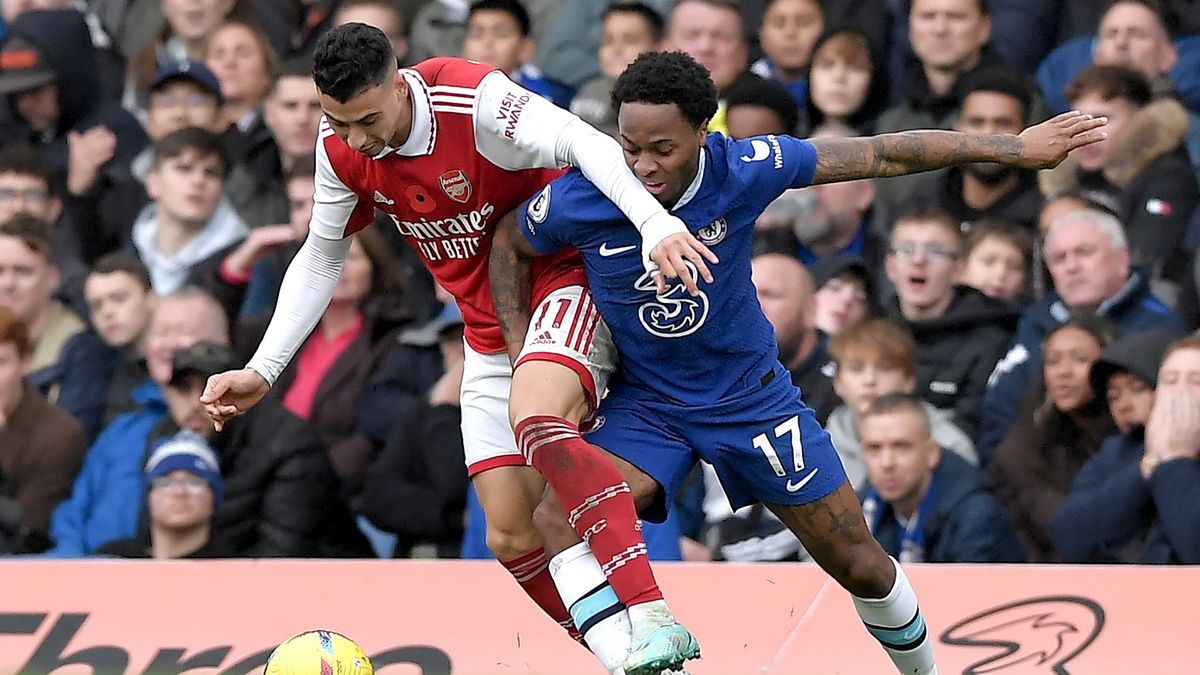 PAP/EPA / VINCE MIGNOTT / Na zdjęciu: Gabriel Martinelli (z lewej) i Raheem Sterling