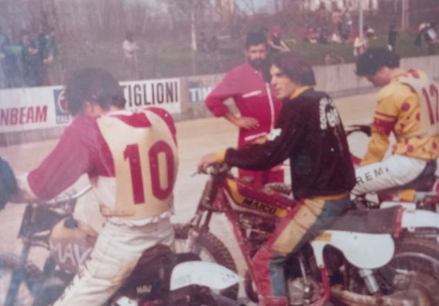 Sezon 1981, chłopak w środku to flattrackowiec Paolo na swoim Maico 250