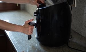 Airfryer czy piekarnik? Wiadomo, jak przygotujesz obiad taniej