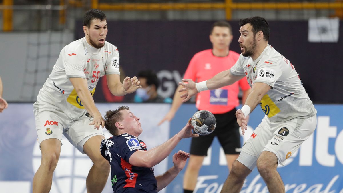 PAP/EPA / Petr David Josek  / Na zdjęciu w środku: Goran Sogard Johannessen walczy z hiszpańskimi obrońcami