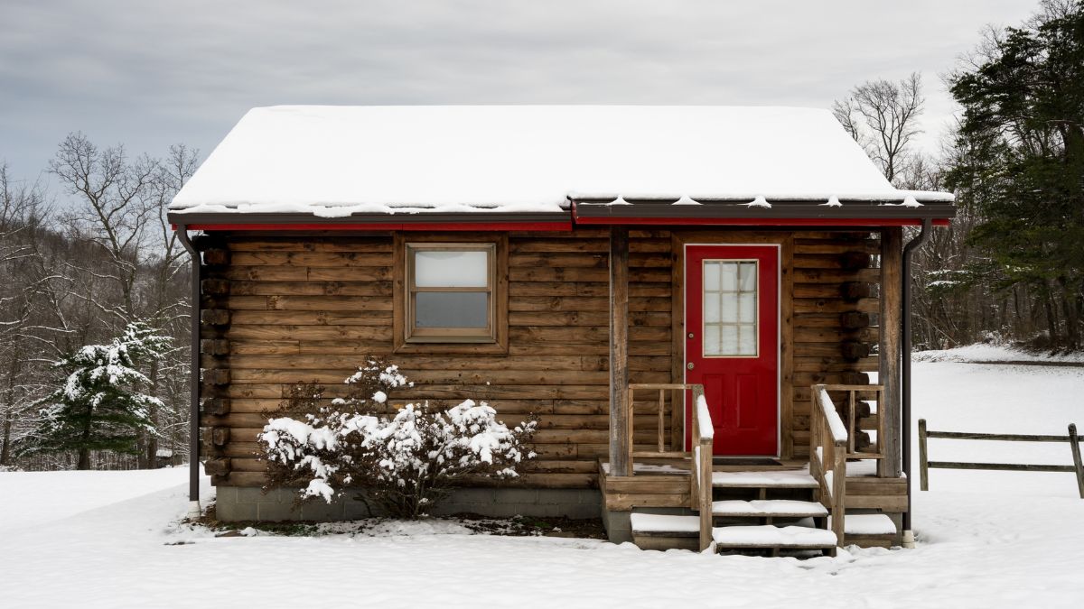 Drewniany domek zimą 