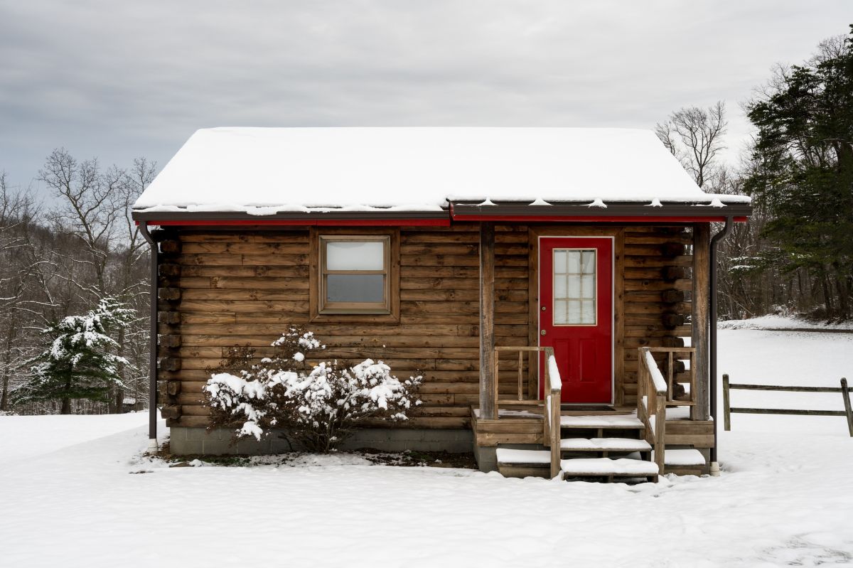 Drewniany domek zimą 