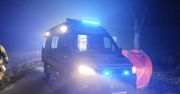Braniewo: Rozpędzony opel wbił się w drzewo. Kierowca wypadł z auta