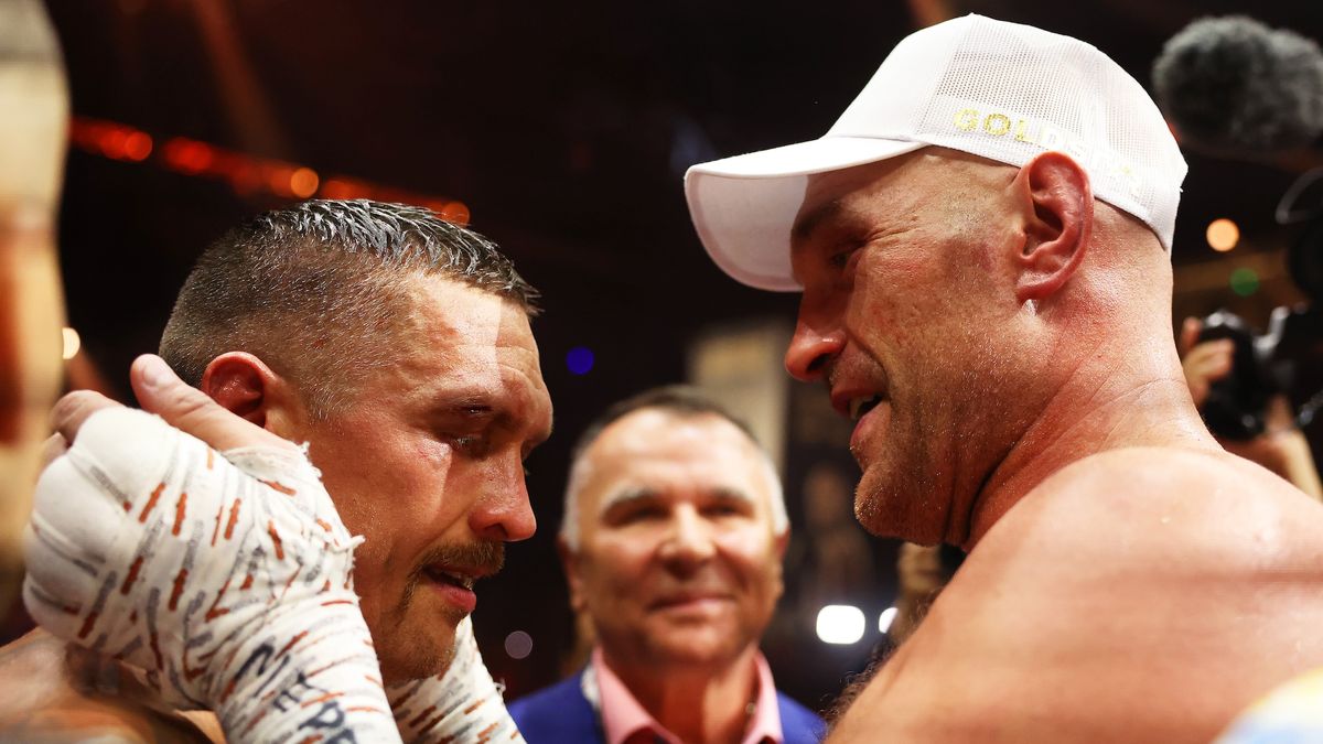 Getty Images / Richard Pelham / Ołeksandr Usyk (z lewej) i Tyson Fury po majowej walce mistrzowskiej, która odbyła się w Arabii Saudyjskiej.