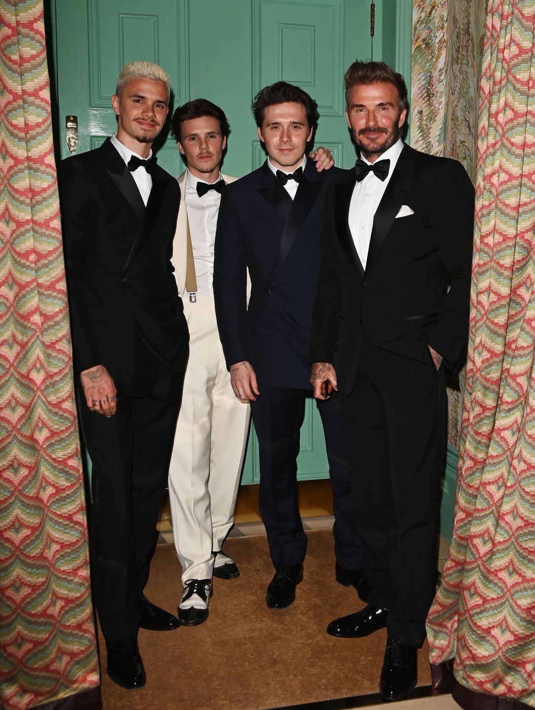 Brooklyn Beckham z braćmi