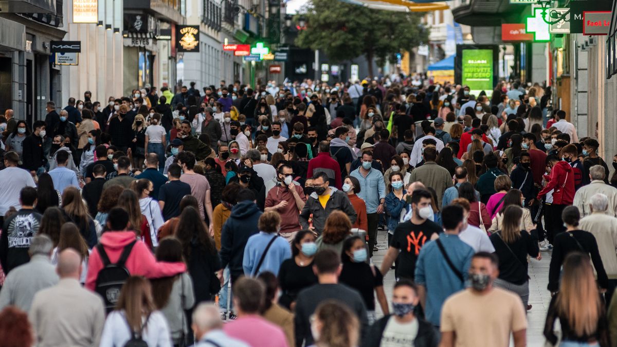 MADRID, SPAIN - 2020/09/19: Preciados Street in downtown Madrid crowded with people wearing protective face masks. Restriction measures to stop the spread of coronavirus will be applied next Monday in the city as regional president of the Community of Madrid, Isabel Diaz Ayuso, announced new measures to restrict mobility in the 37 areas most affected by the COVID-19 and also a limitation of private meetings to six people among other measures. (Photo by Marcos del Mazo/LightRocket via Getty Images)