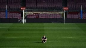 Samotny Iniesta siedzący na murawie Camp Nou. Zobacz niezwykłe zdjęcia (galeria)