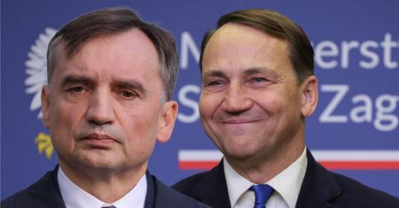 Sikorski unieważnił paszport dyplomatyczny Ziobry
