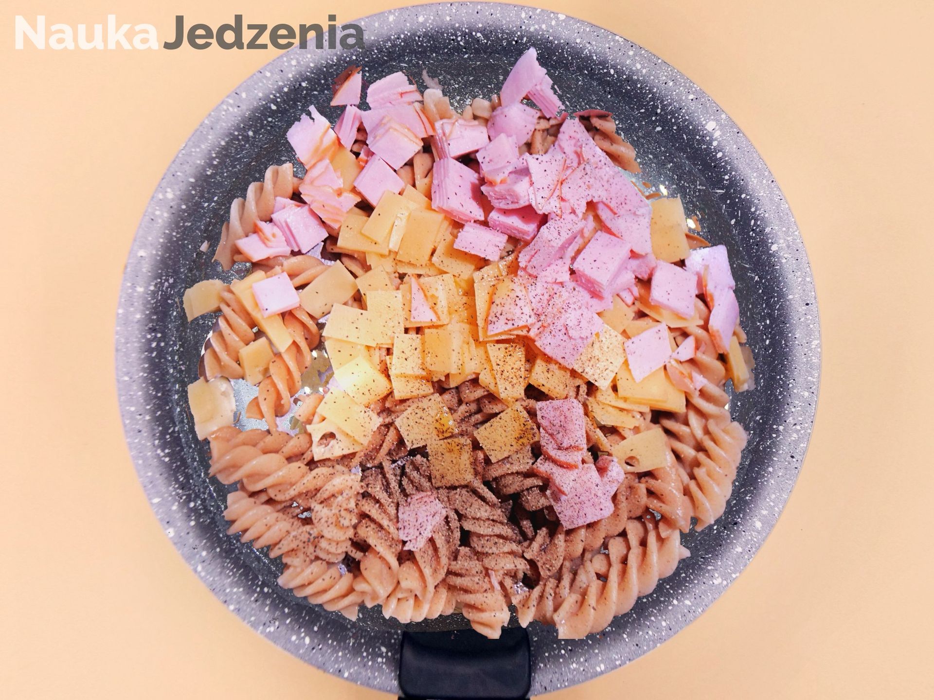 Makaron z serem i szynką