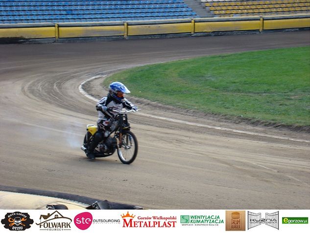 Dominik próbuje swoich sił na Stadionie im. Edwarda Jancarza (fot. DWR15)