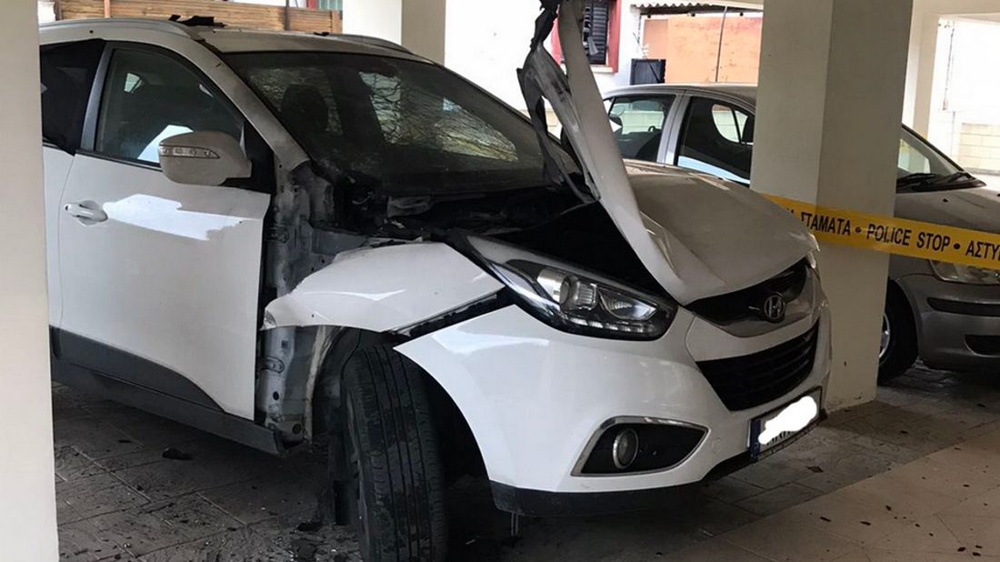 samochód uszkodzony po wybuchu bomby na Cyprze