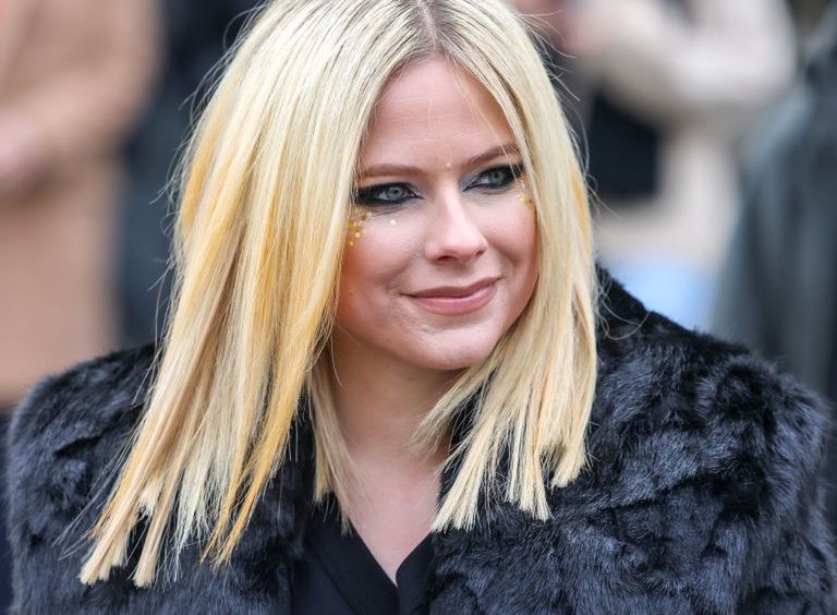 Avril Lavigne laughs off wild rumor about 2003 doppelganger