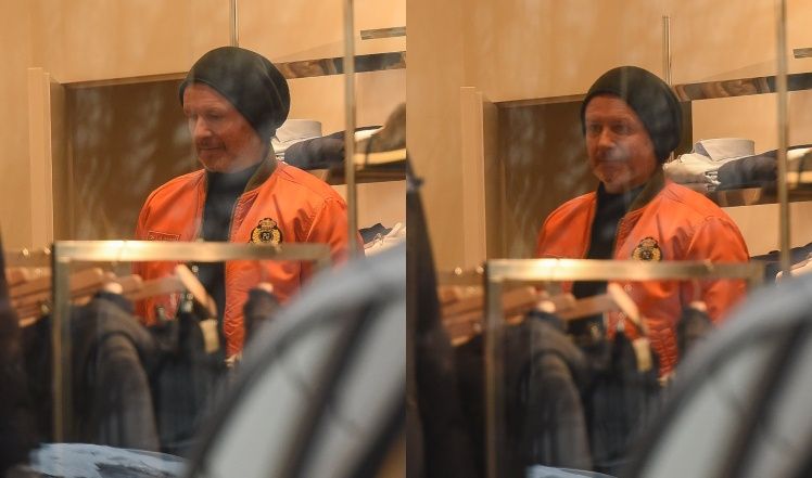 Radosław Majdan parkuje na zakazie i idzie do butiku 