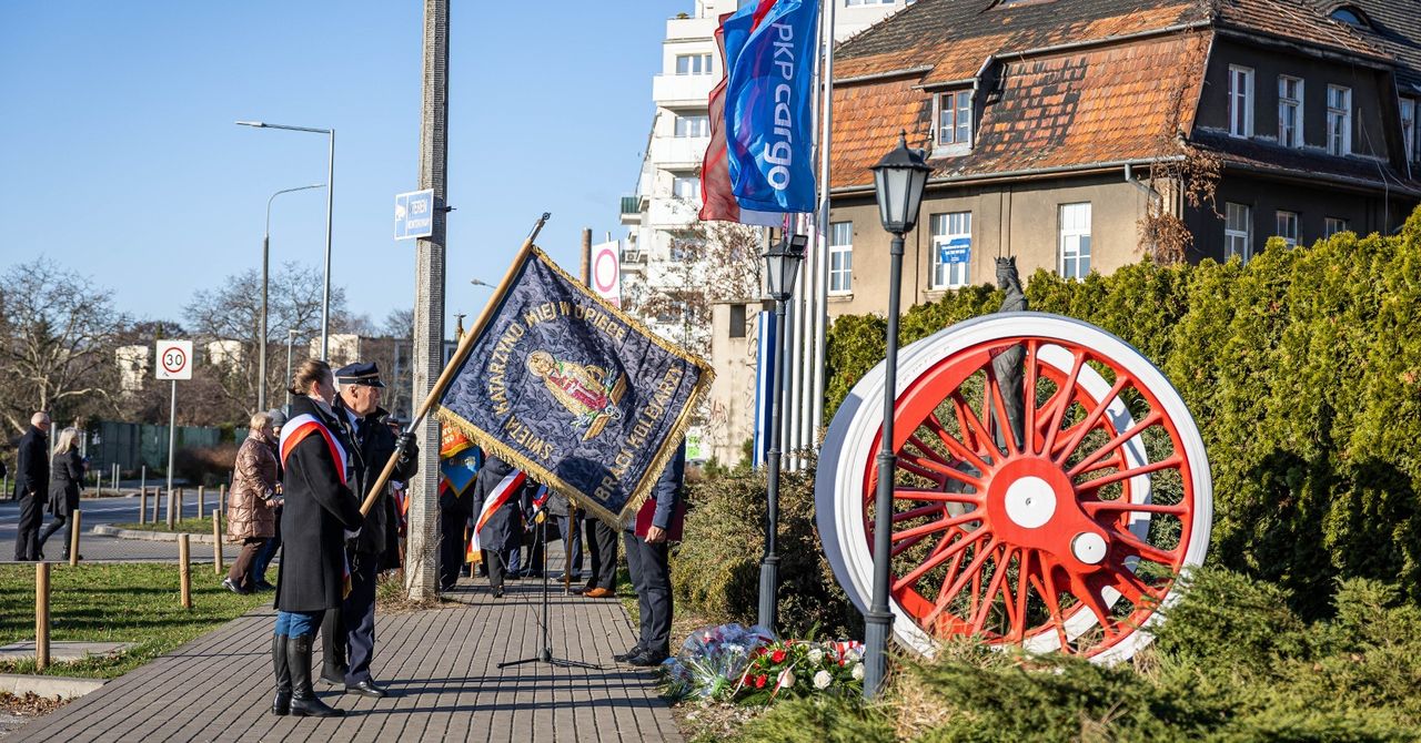 Poznań: Uroczyste obchody Święta Kolejarza przed siedzibą PKP Cargo
