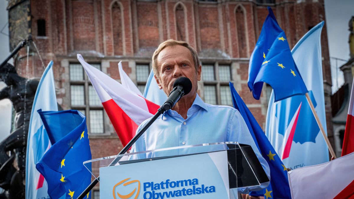 GDASK, POLAND - 2021/07/19: Donald Tusk delivers a speech after his return to Polish politics. During his speech, Donald Tusk pointed out the mistakes of the rulers in the Polish government. After the address, he went out to talk and gave autographs to the audience. (Photo by Pawe Wróblewski/SOPA Images/LightRocket via Getty Images)