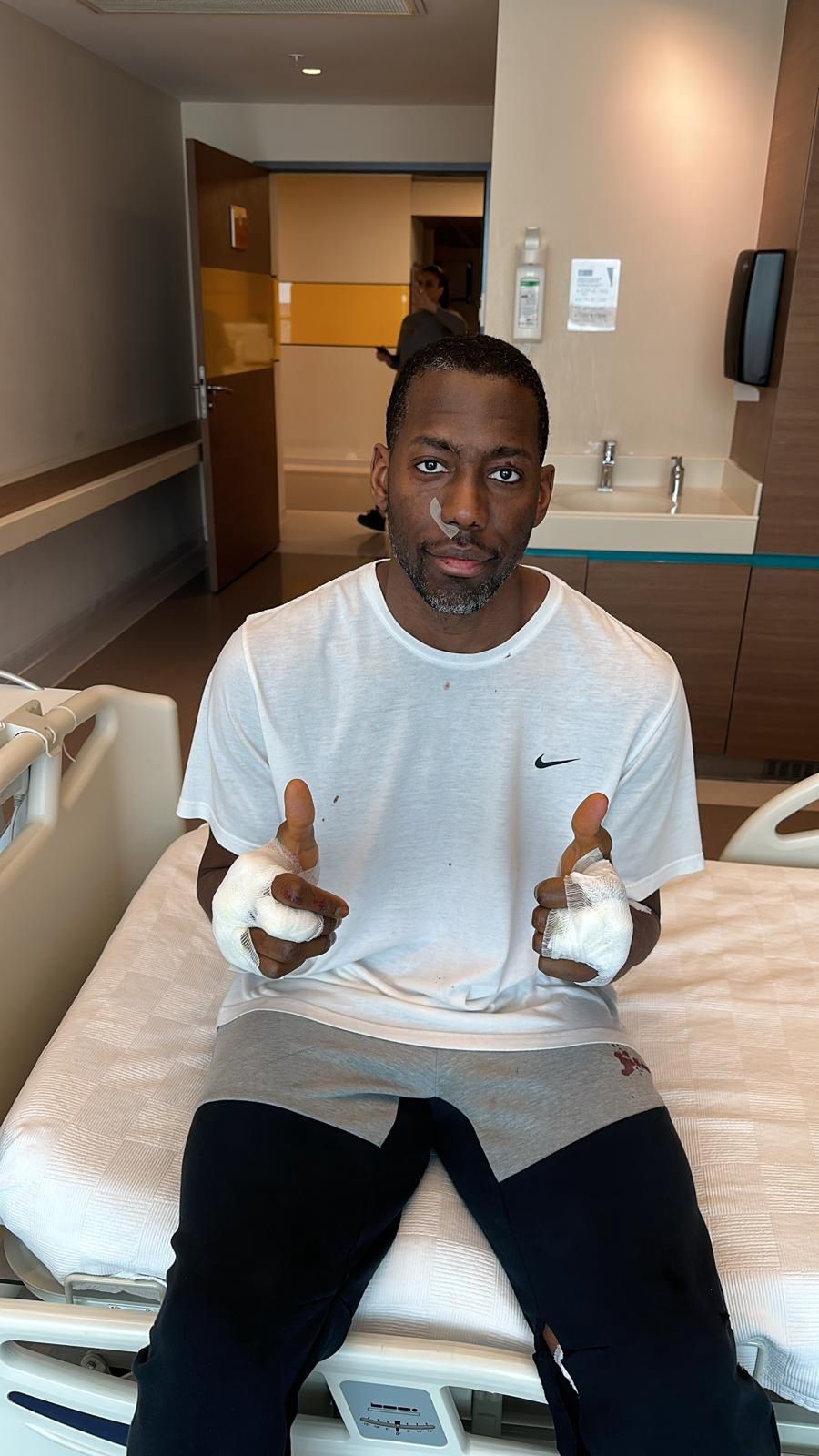 Koszykarz trafił do szpitala z urazami rąk