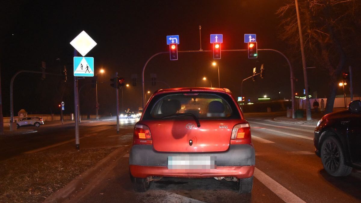 Zasnął przed sygnalizatorem