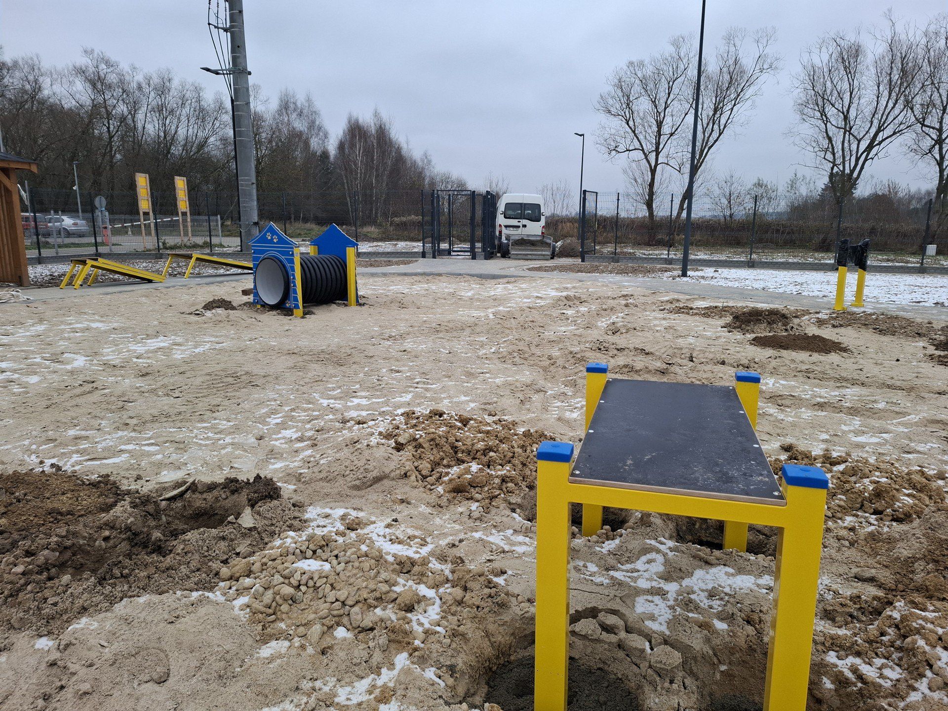 Wybieg przy słupskim schronisku nabiera kształtów. Sprawdziliśmy, jak postępują prace