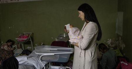 Urodzić w czasie wojny. "Można zapomnieć o procedurach"