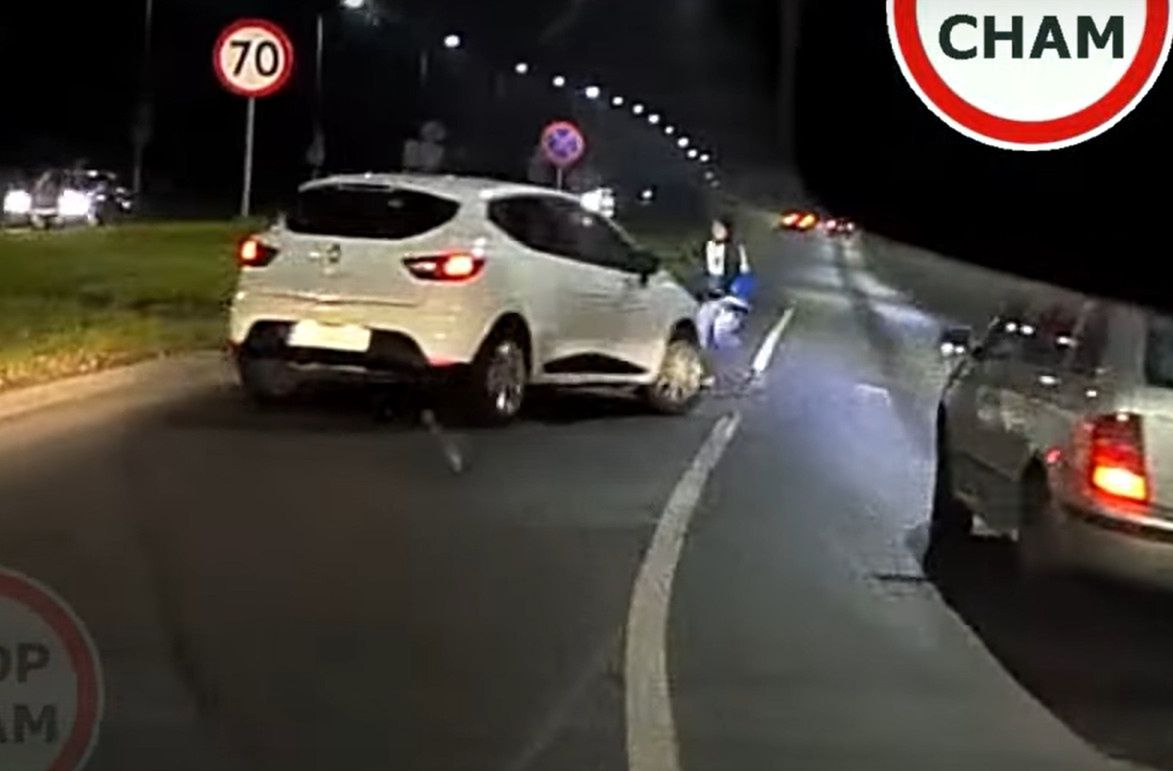 Nawet nie hamował. Prawie zabił pieszego na przejściu