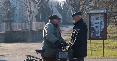 UKE: SMS-y popularne wśród seniorów w Polsce