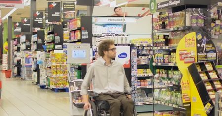 Robot w sklepach Auchan pomoże w zakupach ludziom starszym i kalekim