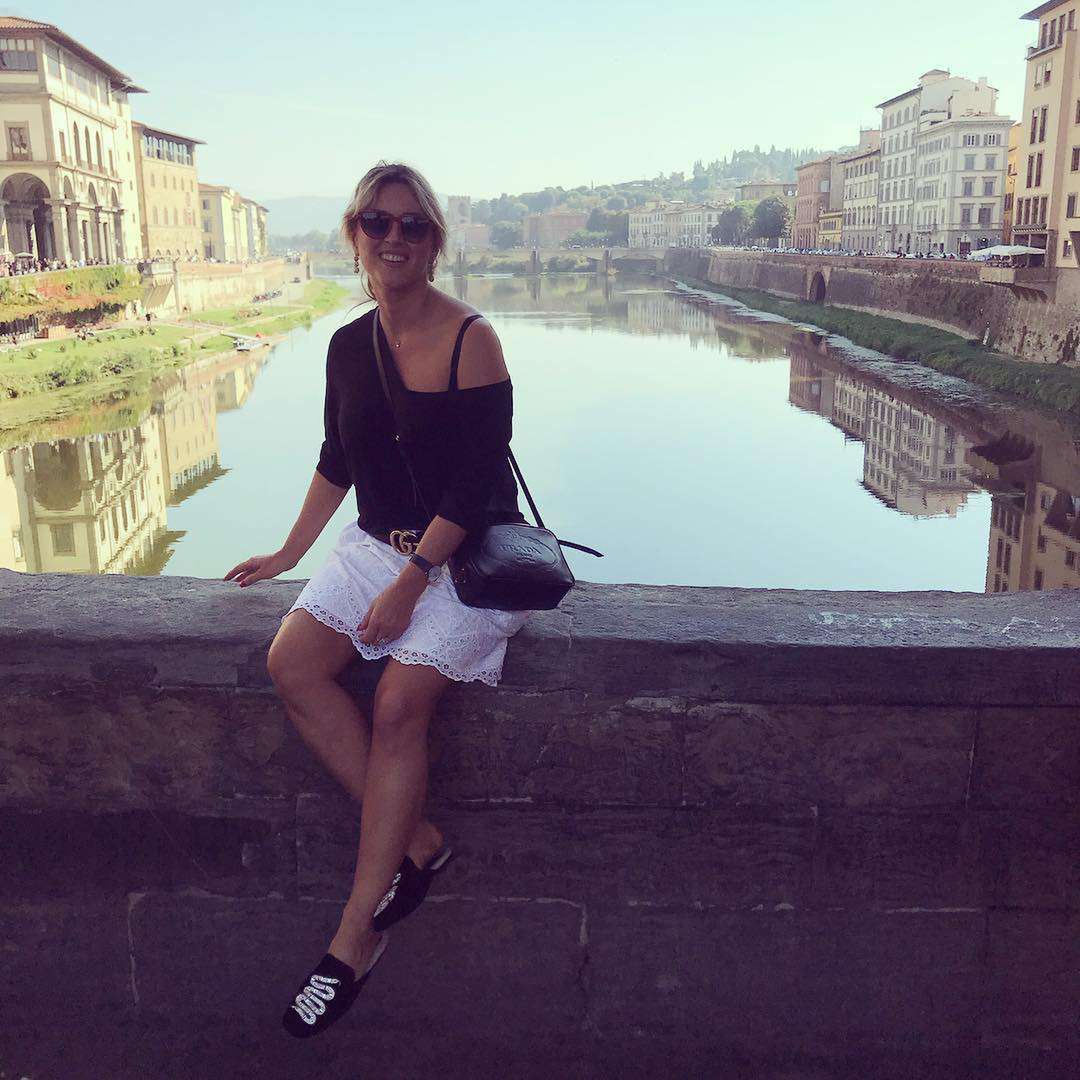 Karolina Szostak w koronkowej mini wypoczywa we Florencji