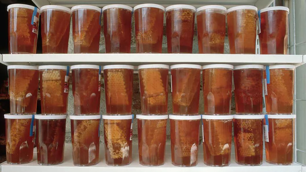 Zdrowy, ale z umiarem. Naukowcy sprawdzili, ile dziennie można jeść miodu