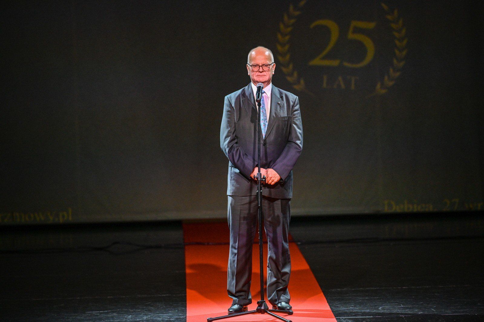 Dyrektor programu &#34;Mistrz Mowy Polskiej&#34; Piotr Kossakowski podczas uroczystej Gali Finałowej 25. edycji Programu Społecznego Mistrz Mowy Polskiej w Domu Kultury MORS w Dębicy, 27 bm.
